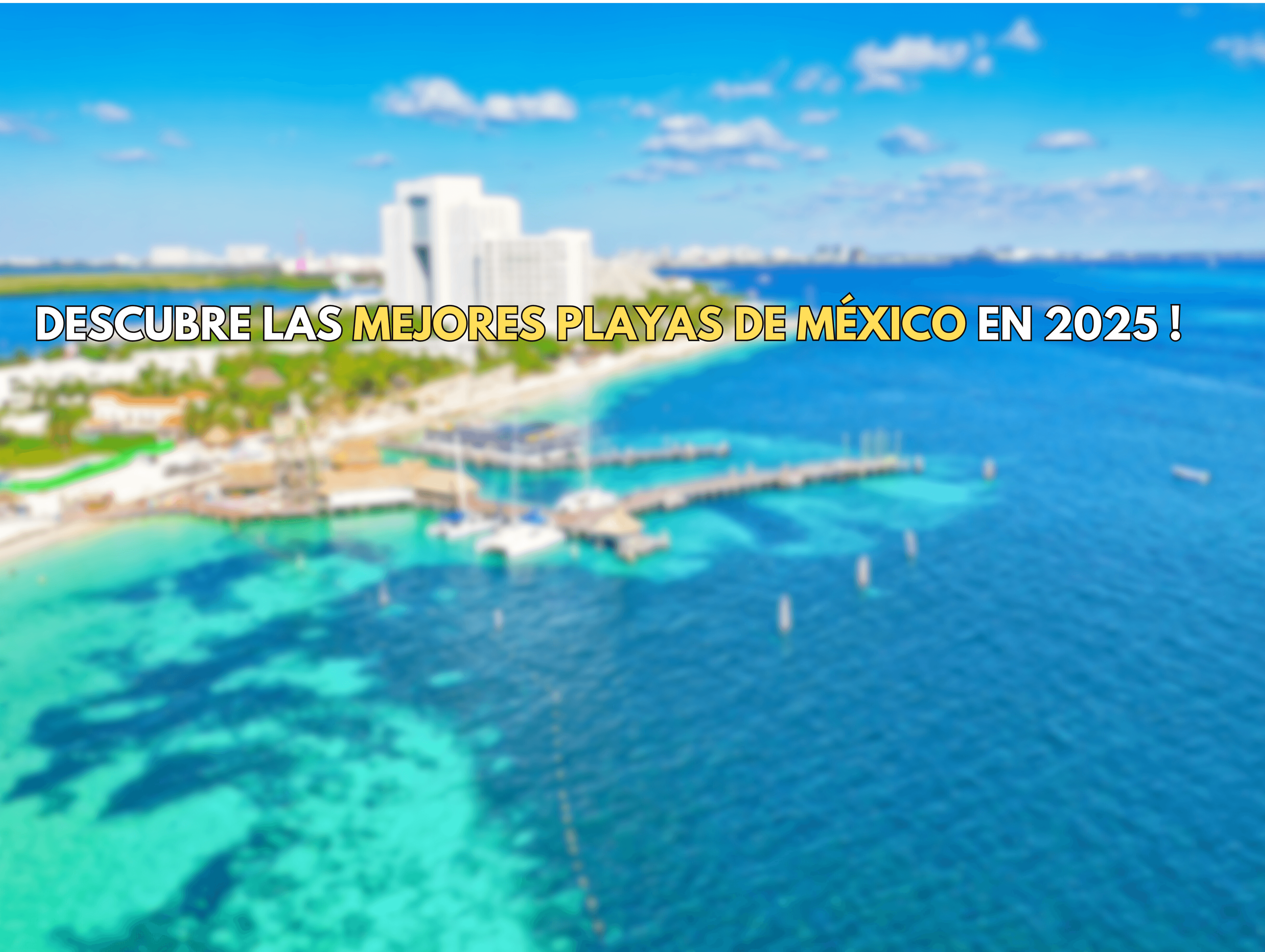 Vista panorámica de una playa mexicana con arena blanca y aguas cristalinas, ideal para unas vacaciones en 2025