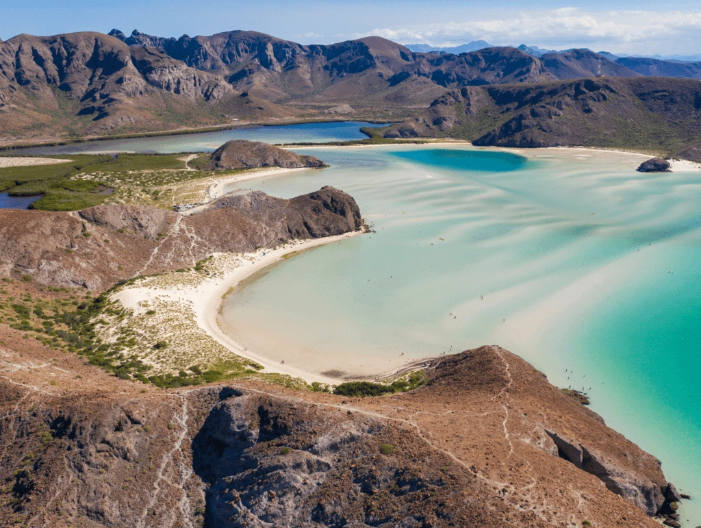 Playa Balandra con su icónica roca en forma de hongo. Las mejores playas de México en 2025.