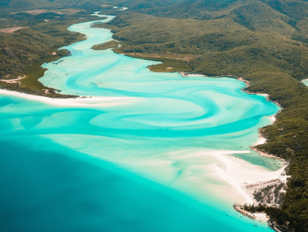 Vista aérea de Whitehaven Beach que esta una de mejores playas del mundo! con su arena blanca y aguas turquesas serpenteantes en Australia.