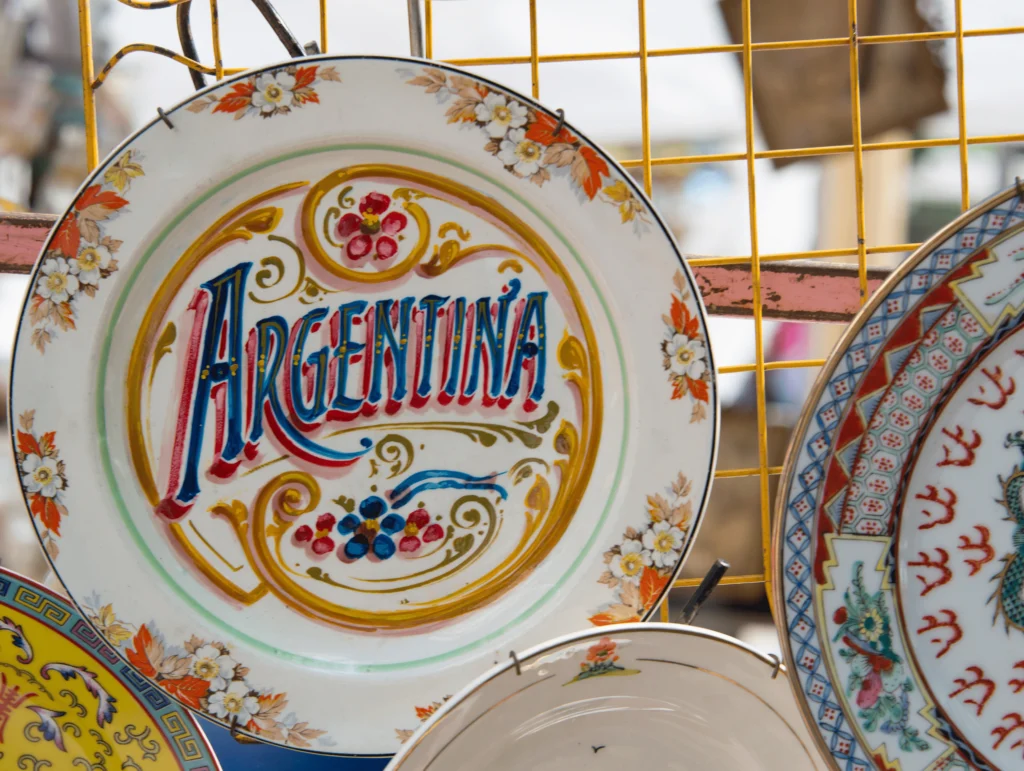 Un plato decorativo con la palabra "Argentina" escrita, representando la rica cultura y el patrimonio del país.