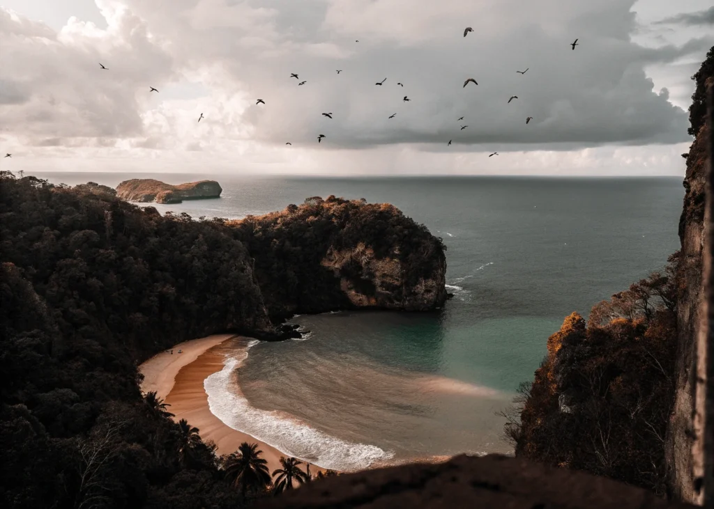 Vista aérea de Baía do Sancho, Brasil, con acantilados verdes y playa dorada. Top Playas del mundo