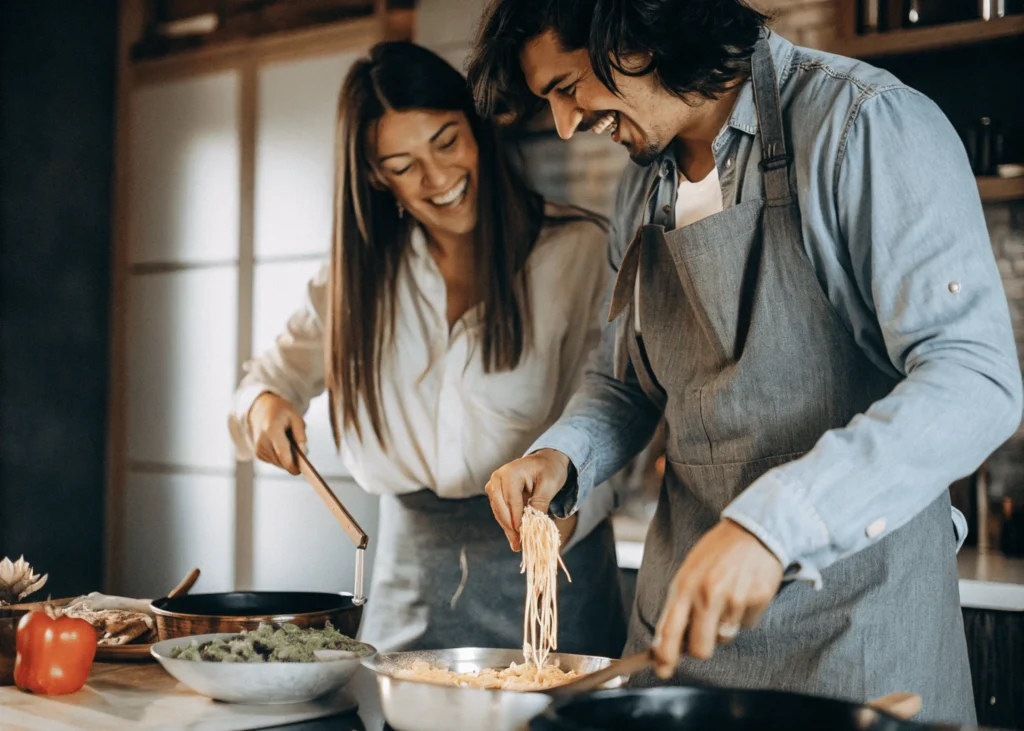 Mejor comidas en Viaje en Pareja. Pareja disfrutando de una clase de cocina juntos.